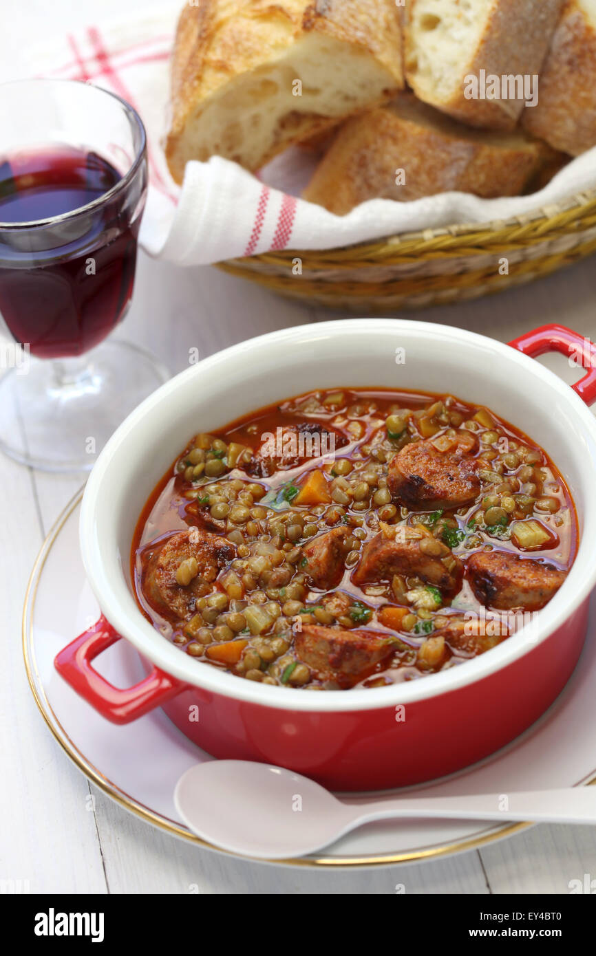 Linsensuppe mit Chorizo, spanische Küche, Lentejas Con chorizo Stockfoto