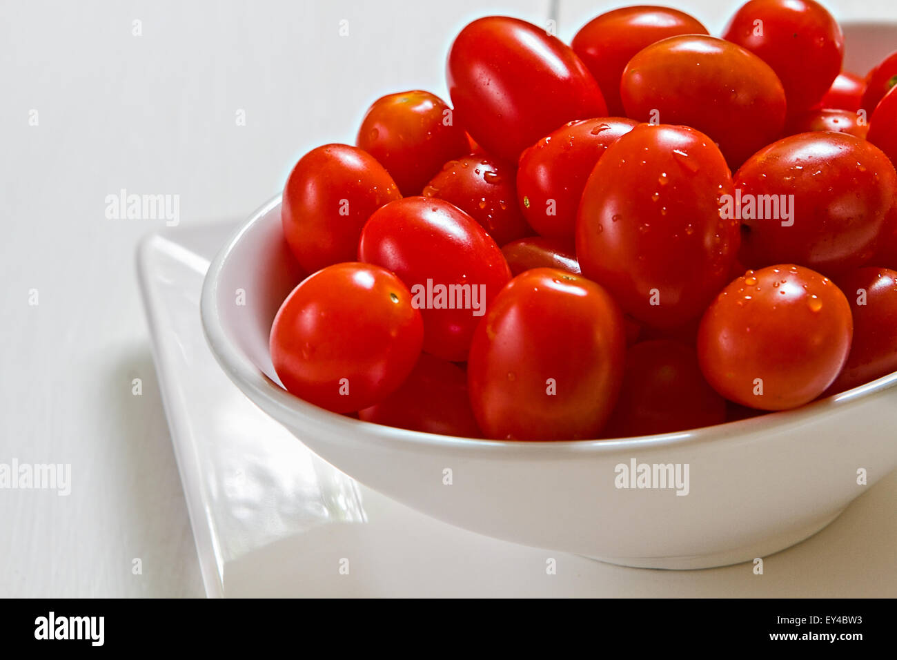 Schüssel mit Cherry-Tomaten Stockfoto