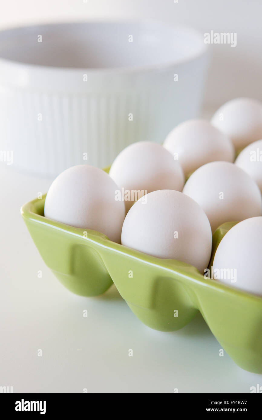 Eiern in Keramik grünen Karton mit Töpfchen im Hintergrund Stockfoto