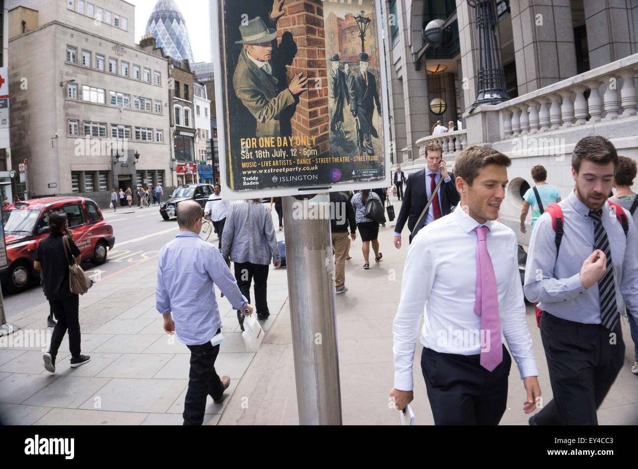 Finstere Plakatwerbung für eine Clubnacht, blickt auf den Schultern von Passanten in der Nähe von Liverpool Street Station am Bishopsgate. London, UK. Das Zeichen auf dem Plakat ist der 1940er Jahre Geheimagent, Privatdetektiv oder Spion Blick auf sein Ziel. Stockfoto