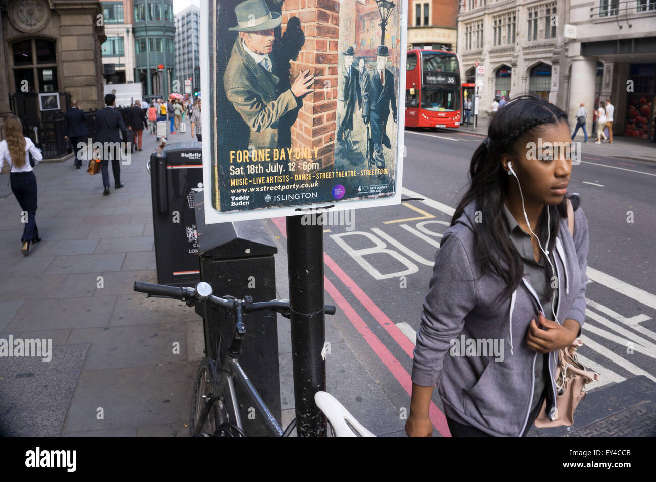 Finstere Plakatwerbung für eine Clubnacht, blickt auf den Schultern von Passanten in der Nähe von Liverpool Street Station am Bishopsgate. London, UK. Das Zeichen auf dem Plakat ist der 1940er Jahre Geheimagent, Privatdetektiv oder Spion Blick auf sein Ziel. Stockfoto