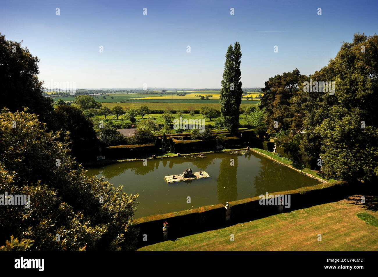 Zierteich im italienischen Garten bei Garsington Manor, Oxfordshire UK Stockfoto