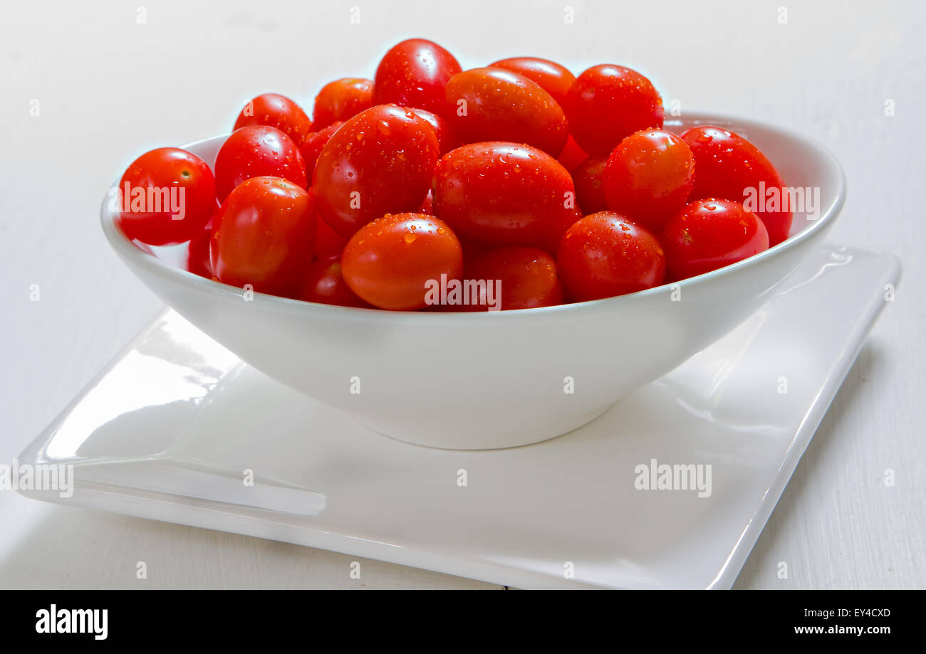 Schüssel mit Cherry-Tomaten Stockfoto