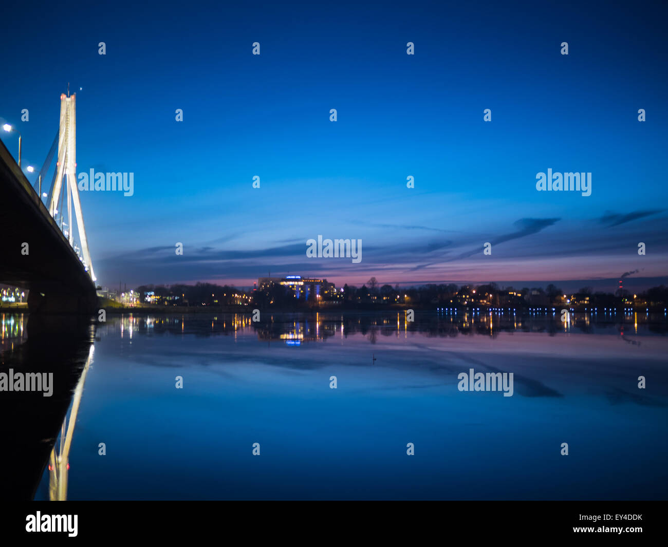 Aussicht auf Riga Fluss und Brücke Vansu Abend Stockfoto