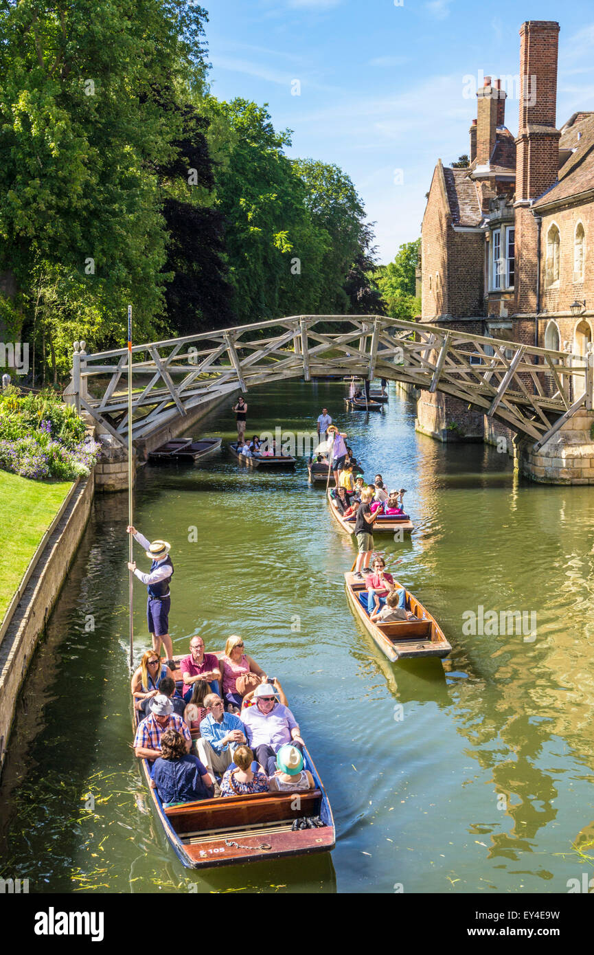 Touristen, die durch die Mathematical Bridge am Queens College Cambridge Universität Cambridgeshire England UK GB EU Europa Stechkahn fahren Stockfoto