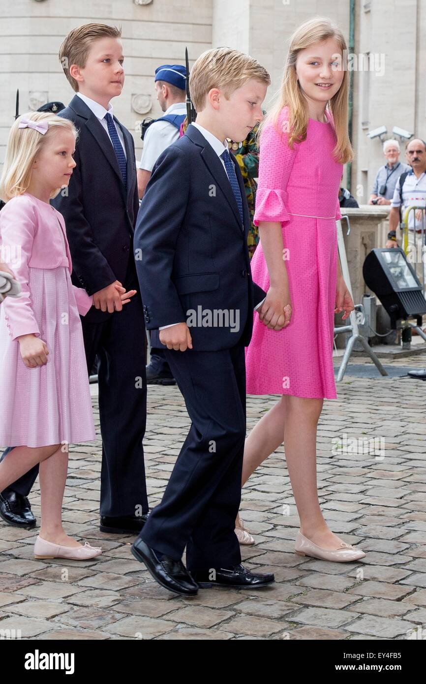 Brüssel, Belgien. 21. Juli 2015. Prinzessin Eleonore (L-R), Prinz Gabriel, Prinz Emmanuel und Kronprinzessin Elisabeth von Belgien besuchen das Te Deum-Messe in der Kathedrale St. Michael und St. Gudula in Brüssel, 21. Juli 2015. Die Messe fand zum Gedenken an die verstorbenen Mitglieder der königlichen Familie. Foto: Patrick van Katwijk / POINT DE VUE OUT - NO WIRE SERVICE-/ Dpa/Alamy Live News Stockfoto