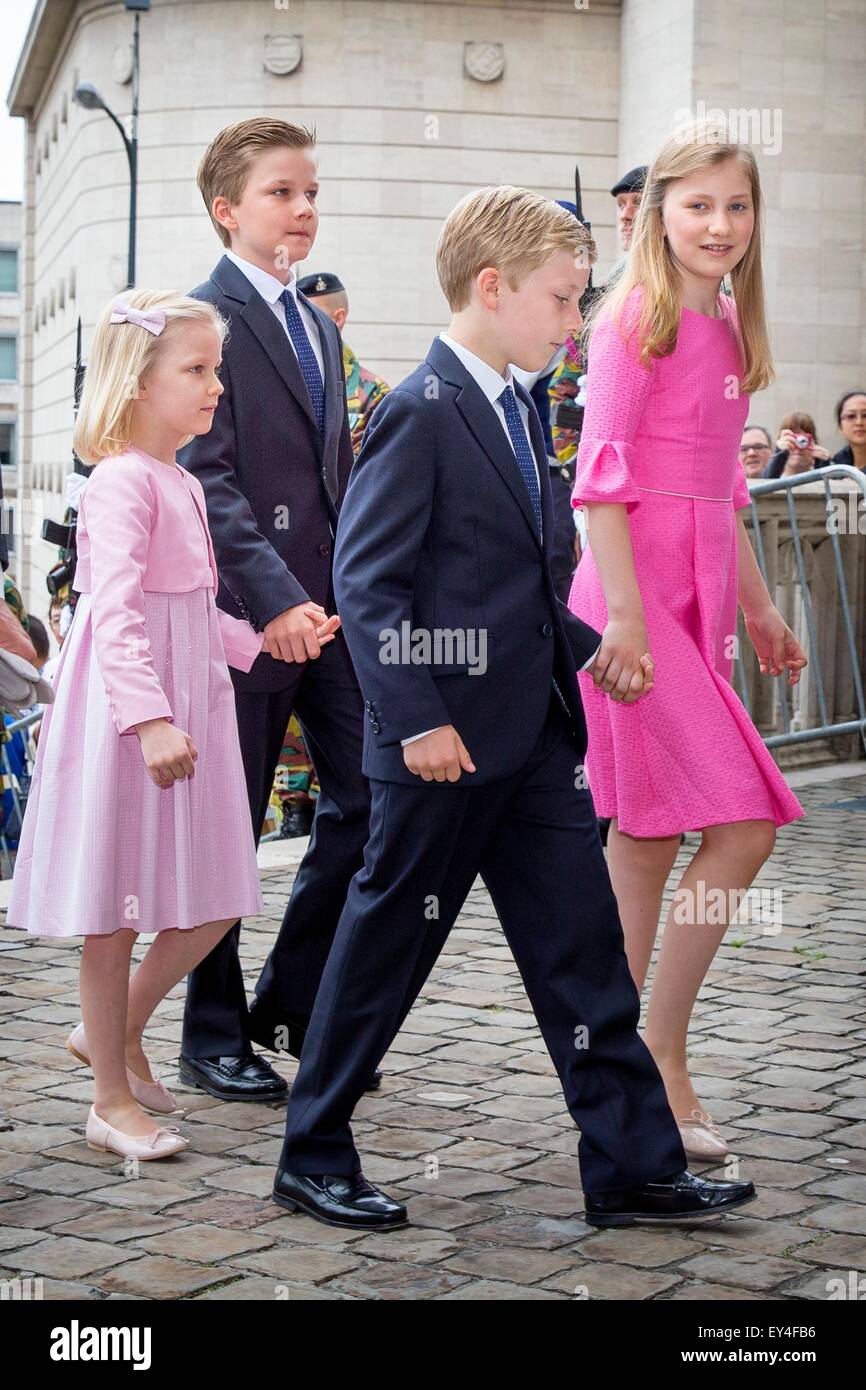 Brüssel, Belgien. 21. Juli 2015. Prinzessin Eleonore (L-R), Prinz Gabriel, Prinz Emmanuel und Kronprinzessin Elisabeth von Belgien besuchen das Te Deum-Messe in der Kathedrale St. Michael und St. Gudula in Brüssel, 21. Juli 2015. Die Messe fand zum Gedenken an die verstorbenen Mitglieder der königlichen Familie. Foto: Patrick van Katwijk / POINT DE VUE OUT - NO WIRE SERVICE-/ Dpa/Alamy Live News Stockfoto