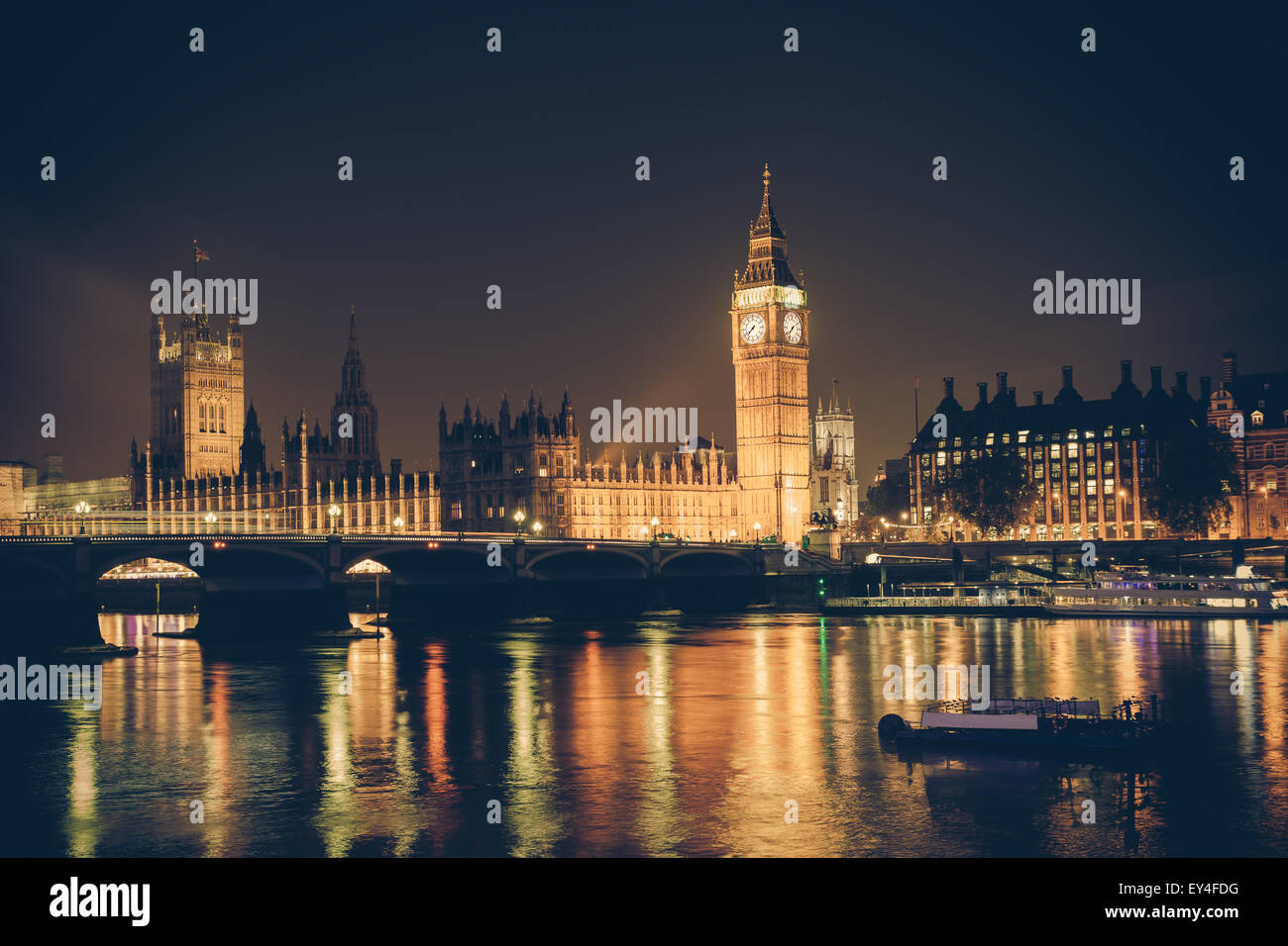 Blick auf Big Ben und Westminster über Themse bei Nacht.  Dieses Bild hat einen Retro-Filtereffekt Stockfoto