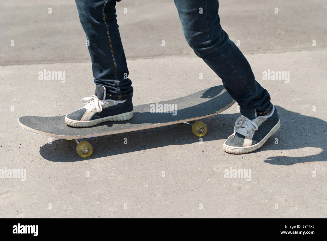 Skateboarder fahren Skateboard auf Asphalt. Stockfoto