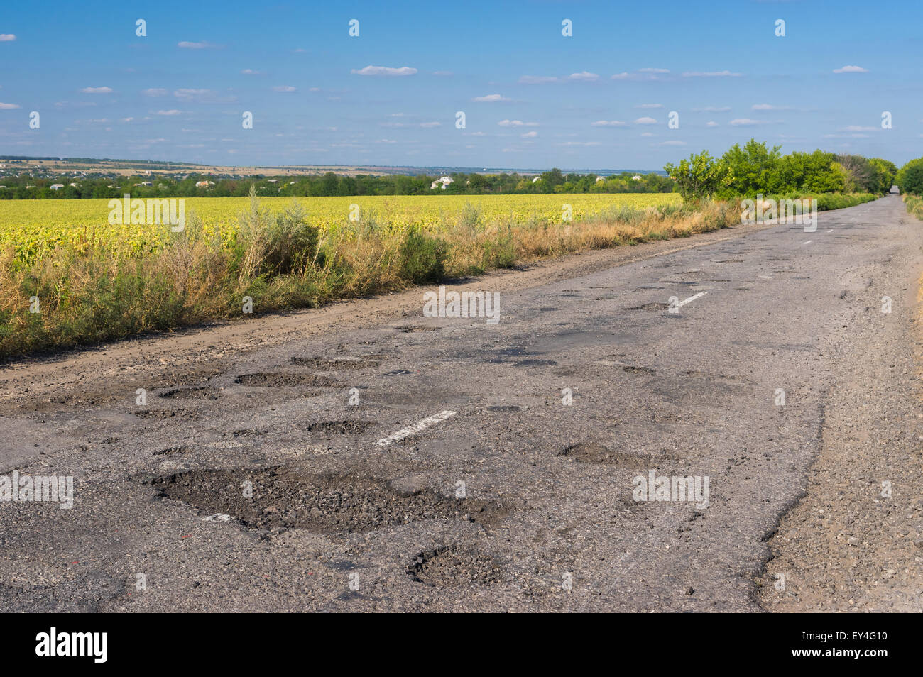 Schlechte Straße ukrainischen ländlichen Gegend Stockfoto