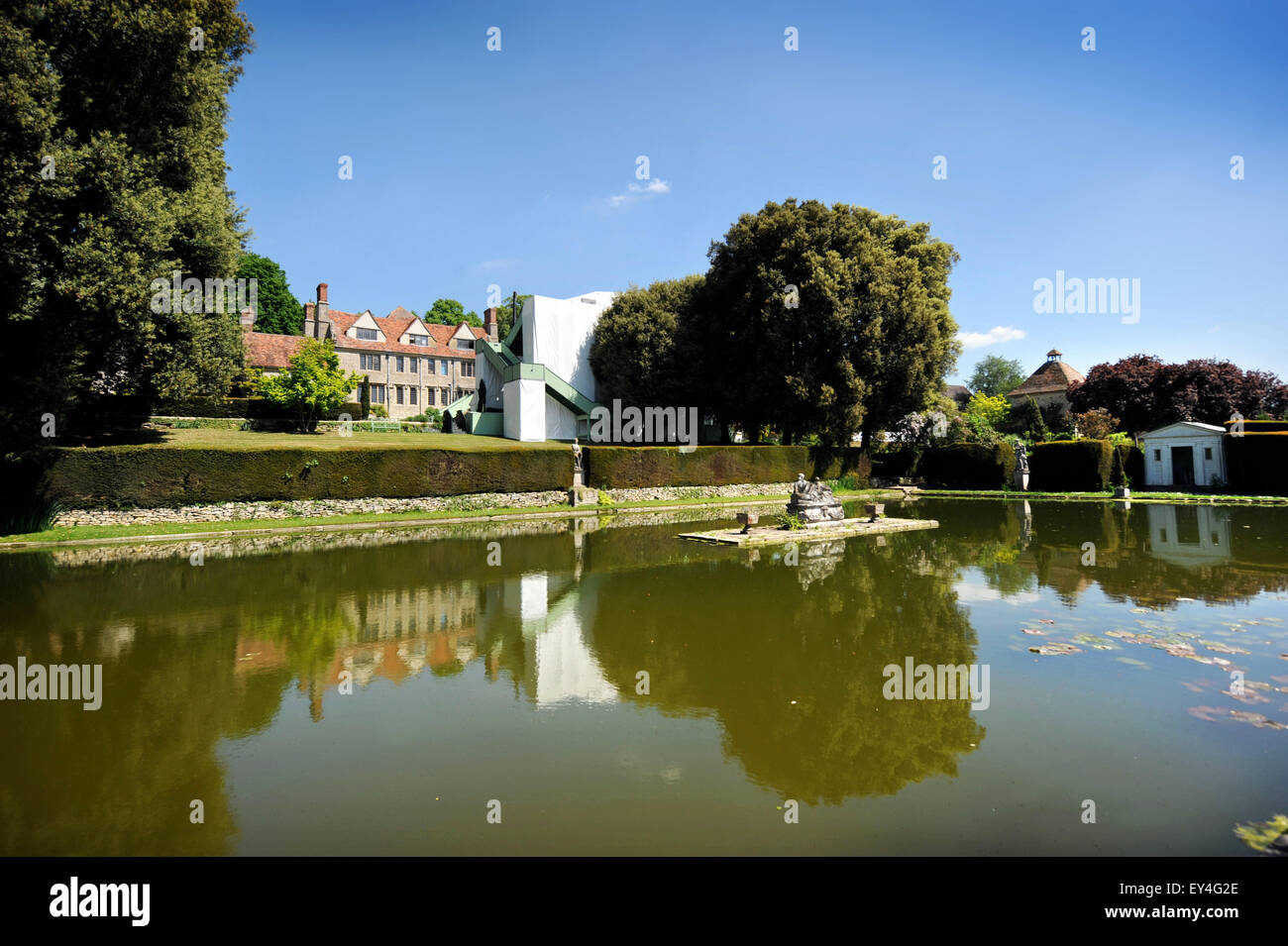 Zierteich im italienischen Garten in Garsington Manor Oper, Oxfordshire UK Stockfoto