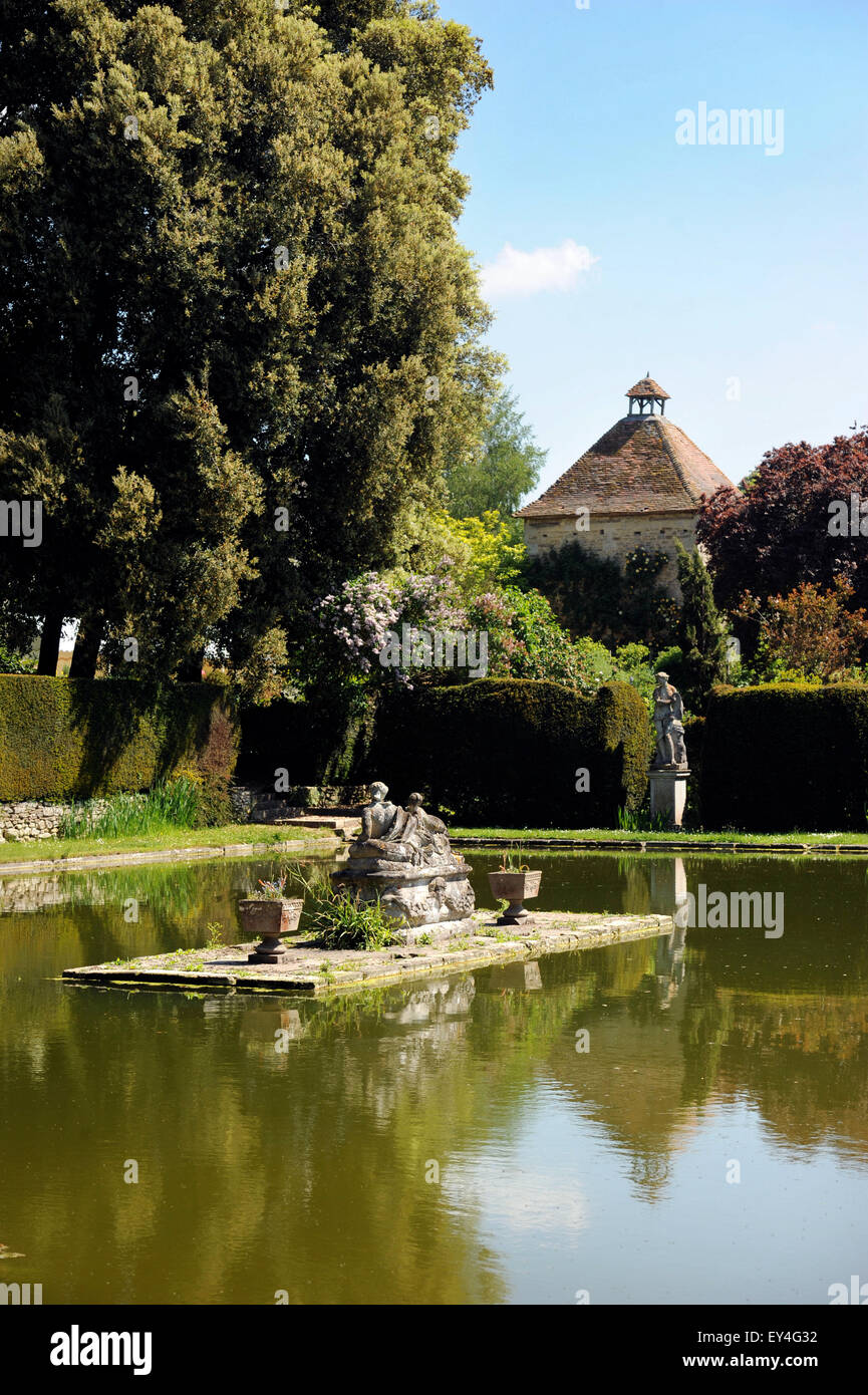 Zierteich im italienischen Garten in Garsington Manor Oper, Oxfordshire UK Stockfoto