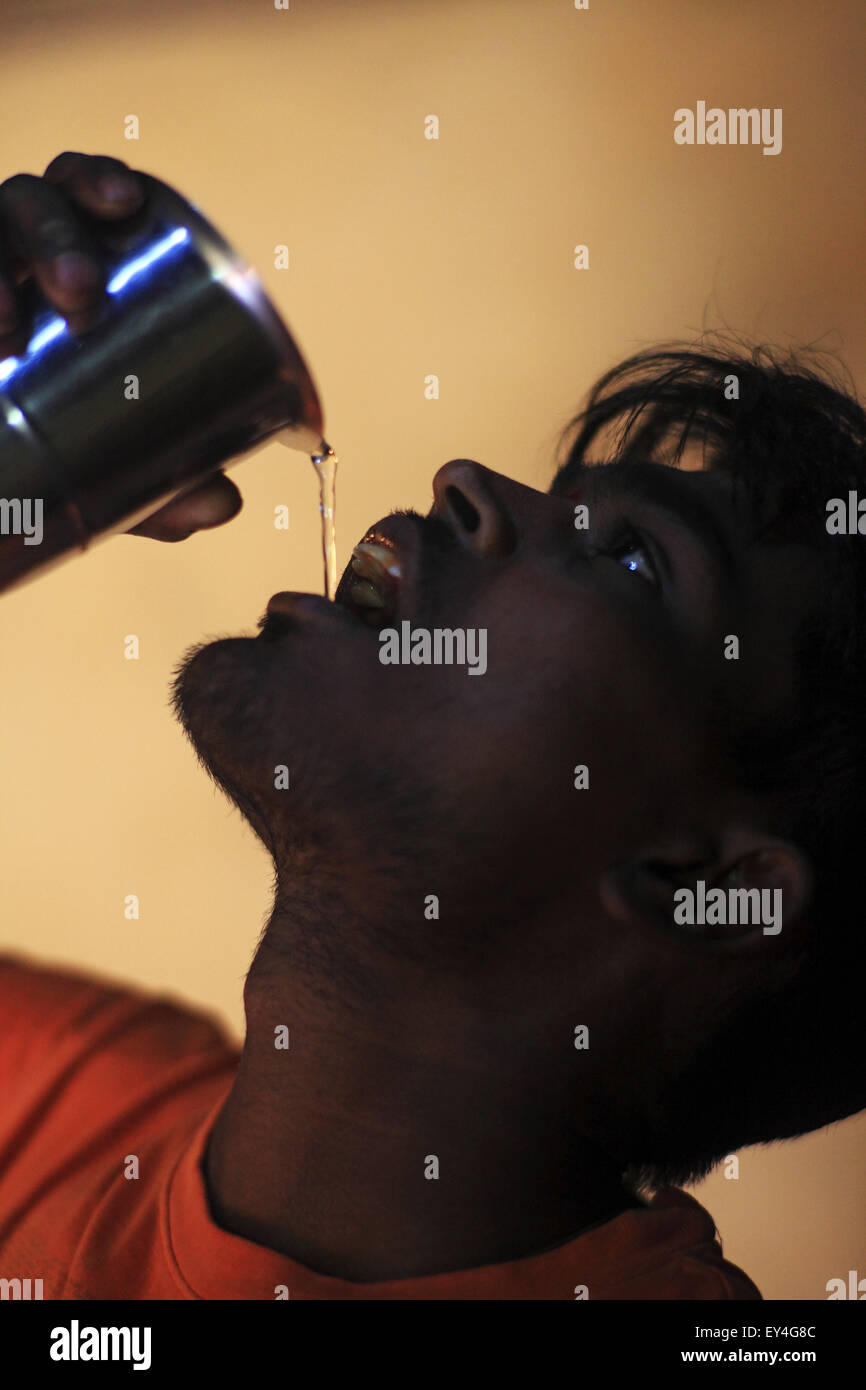 Belgaum, Karnataka, Indien. 28. November 2012. 28 nov. 2012: Belgaum, India.A Mann trinkt frische Wasser im Stadtteil Slum in Belgaum, wo französische MNC Veolia ein Pilotprojekt läuft, Leitungswasser, rund um die Uhr um die Häuser in den Slums zu liefern. Veolia hat große Pläne für Trinkwasserleitungen rund um die Uhr sauber & Gewinde in ganz Indien vor allem in den Slums & preiswerten Wohnungen Kolonien angekreidet. Großen multinationalen Unternehmen zielen zunehmend die Unterseite der Pyramide eingesetzt, die Armen in den Entwicklungsländern wie Indien, um zukünftiges Wachstum zu fahren & Gewinne. Der riesige Markt durch schiere vo Stockfoto
