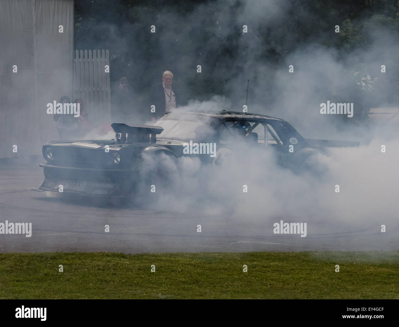 Goodwood, UK 26. Juni 2015: ein stark verändertes Muscle Car Ford Mustang 1965 'Raserei'. Durchführung von "Donut" auf dem Goodwood-Fest Stockfoto