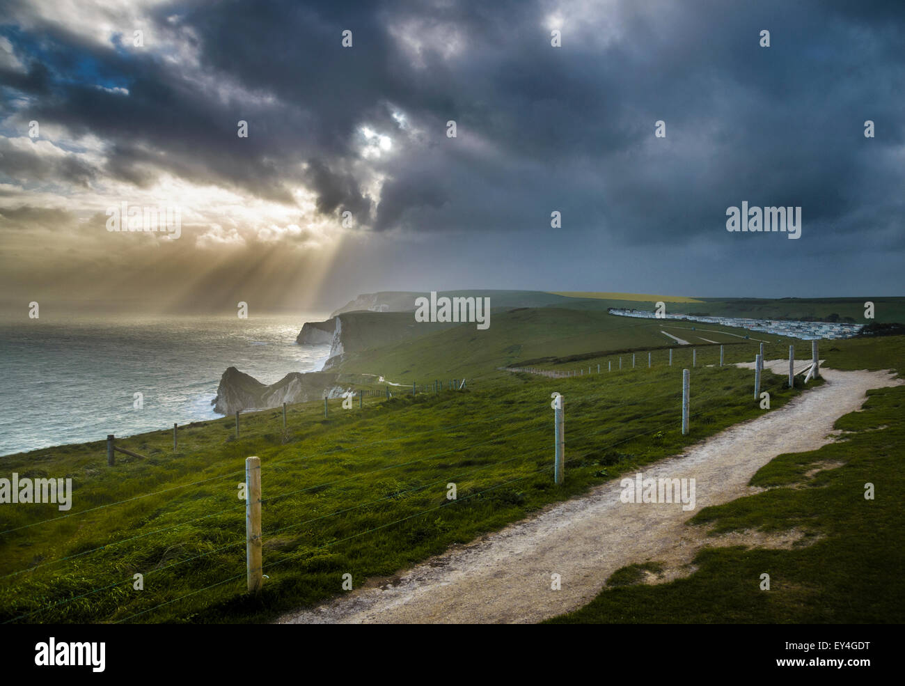 Strahlen der Sonne durch die Wolken guckt und Aufleuchten der Jurassic Coast, Lulworth, Dorset, Südengland, England, Vereinigtes Königreich Stockfoto