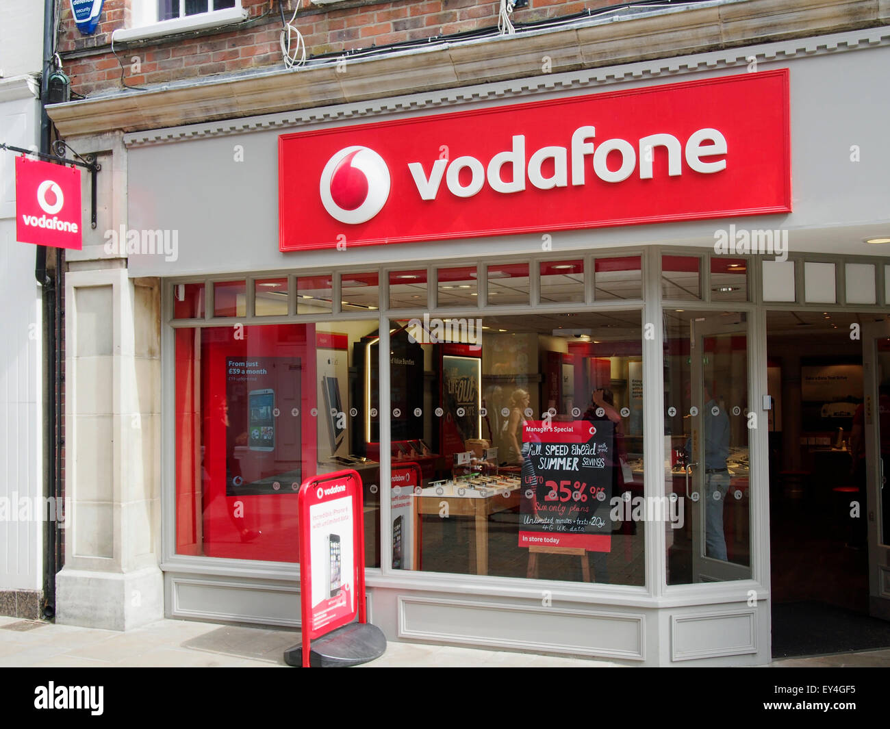 Die Vodafone Handy-Shop in der High Street, Winchester, Hampshire. Stockfoto