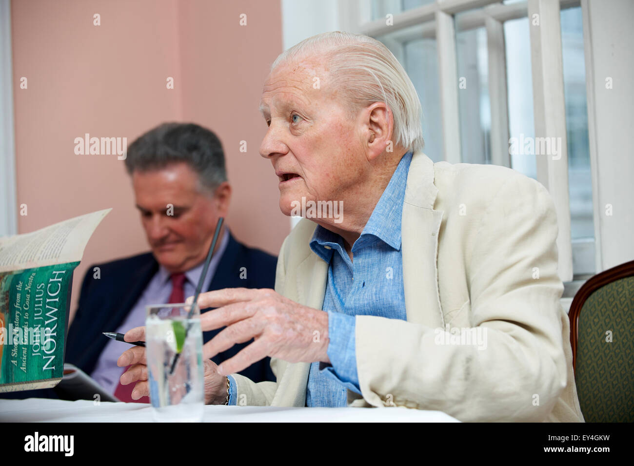 John Julius Norwich am literarischen Oldie Mittagessen 21.07.15 Stockfoto