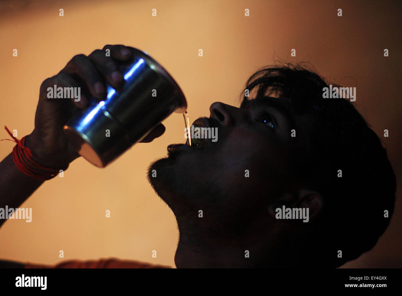 Belgaum, Karnataka, Indien. 28. November 2012. 28 nov. 2012: Belgaum, India.A Mann trinkt frische Wasser im Stadtteil Slum in Belgaum, wo französische MNC Veolia ein Pilotprojekt läuft, Leitungswasser, rund um die Uhr um die Häuser in den Slums zu liefern. Veolia hat große Pläne für Trinkwasserleitungen rund um die Uhr sauber & Gewinde in ganz Indien vor allem in den Slums & preiswerten Wohnungen Kolonien angekreidet. Großen multinationalen Unternehmen zielen zunehmend die Unterseite der Pyramide eingesetzt, die Armen in den Entwicklungsländern wie Indien, um zukünftiges Wachstum zu fahren & Gewinne. Der riesige Markt durch schiere vo Stockfoto