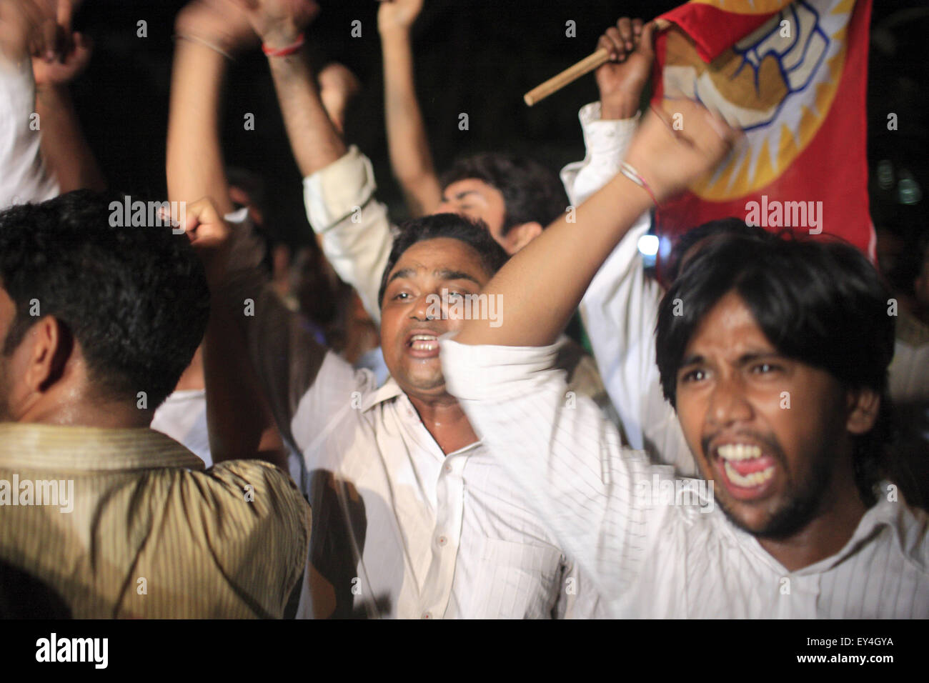 Mumbai, Maharshtra, Indien. 25. März 2010. 24. März 2010 - Mumbai - Indien:. Bürgerinnen und Bürger Gruppen demonstrieren gegen die Untätigkeit der Polizei in großem Maßstab grassierenden Wasser Diebstahl in Mumbai zu stoppen. Infolge von Regierung Apathie und die Beteiligung von einigen Beamten der Regierung wurden die Bürgerinitiativen anmaßen zu überfallen und die Wasser-Diebstahl in Mumbai zu stoppen. Die Wasser-Mafia in Mumbai habe illegale Pipe-Verbindungen zu den wichtigsten Pipelines und sie verkaufen gestohlenes Wasser illegal bei über Rs.20 ein Fass in den Slums von Mumbai.The wirtschaftlich schwachen Märkte in den städtischen Slums & Dörfern in Indien sind Stockfoto