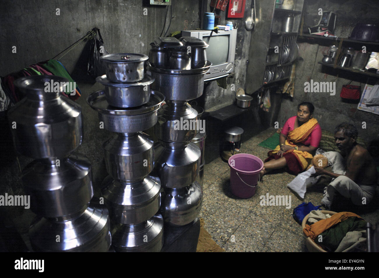 Mumbai, Maharshtra, Indien. 10. Februar 2010. 22 nov. 2008 - Mumbai - Indien. Jedes Utensil im Haus wird verwendet, um Wasser auf niedrigere Parel Mumbai.This Paar auch verkaufen Wasser in die Nachbarschaft zum Preis von Rs.5 pro Dose lagern. Die lokalen Schläger in Bequemlichkeit mit den lokalen Beamten stellen illegale Pumpen und Verbindung zum Wasser von BMC Rohrleitungen abschöpfen. (Kredit-Bild: © Subhash Sharma über ZUMA Draht) Stockfoto