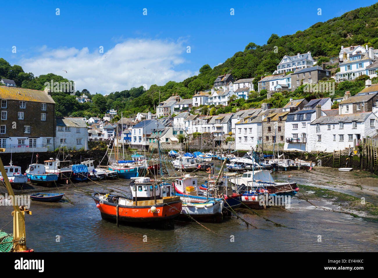 Der Hafen bei Ebbe in der Fischerei Dorf von Polperro, Cornwall, England, UK Stockfoto