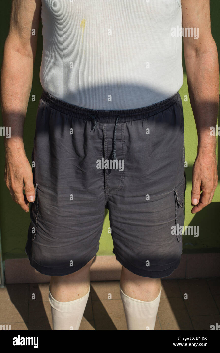 Pensionierter Mann mit Bermuda und lange weiße Socken im Sommer Stockfoto