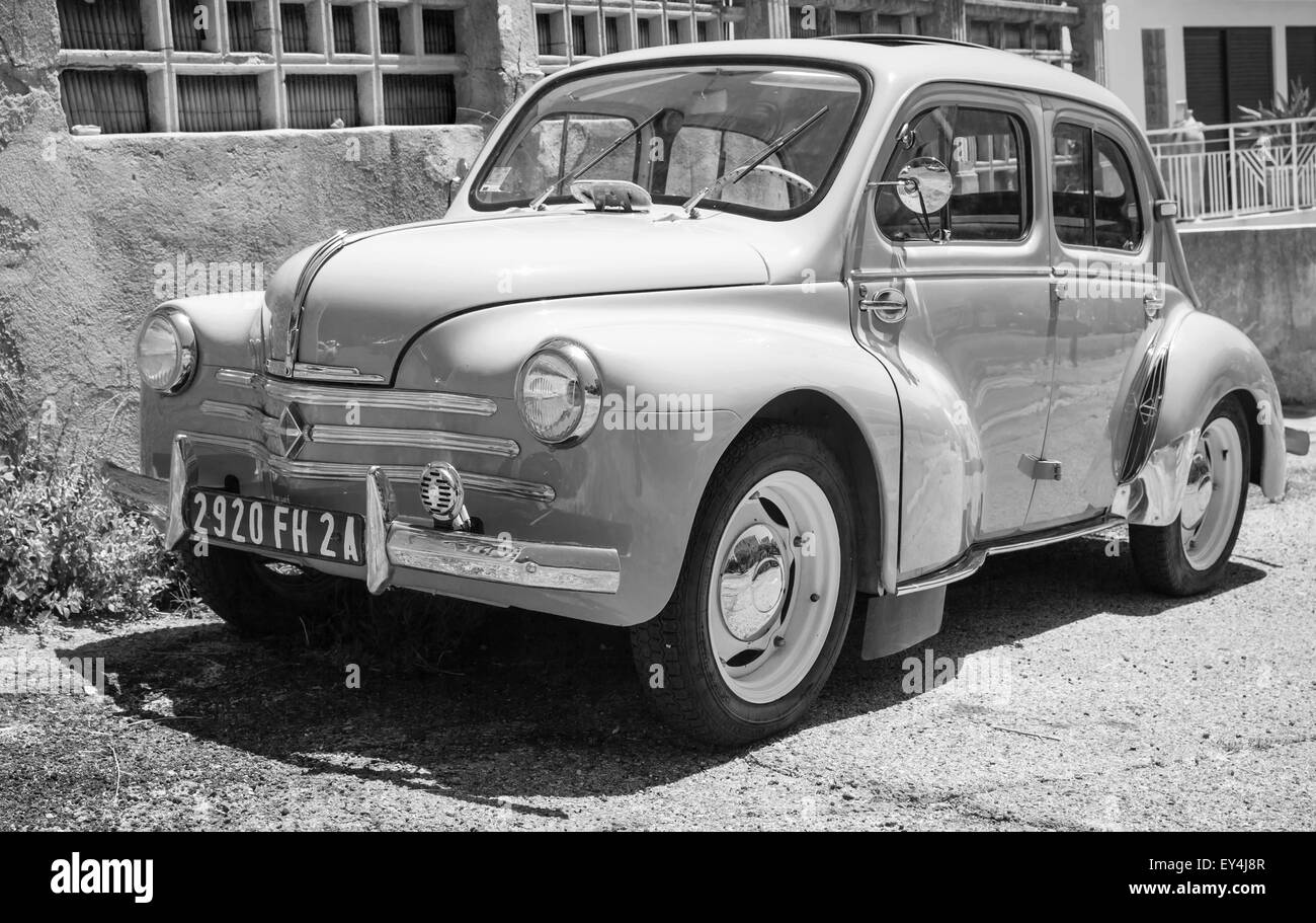 Ajaccio, Frankreich - 6. Juli 2015: Renault 4CV Oldtimer Kleinwagen steht geparkt am Straßenrand in der französischen Stadt Stockfoto