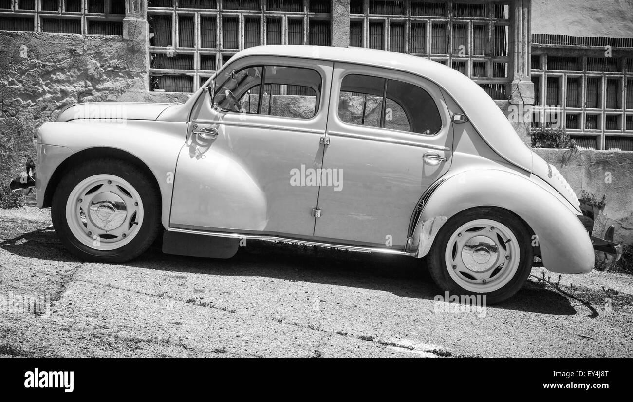 Ajaccio, Frankreich - 6. Juli 2015: Weiße Renault 4CV Oldtimer Kleinwagen steht geparkt am Straßenrand in der französischen Stadt, Seitenansicht Stockfoto