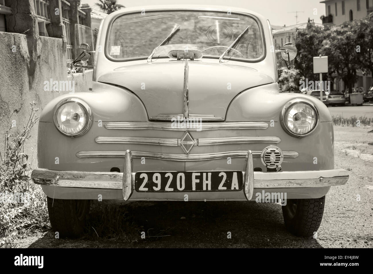 Ajaccio, Frankreich - 6. Juli 2015: Renault 4CV Oldtimer Kleinwagen steht geparkt am Straßenrand in der französischen Stadt, Vorderansicht Stockfoto
