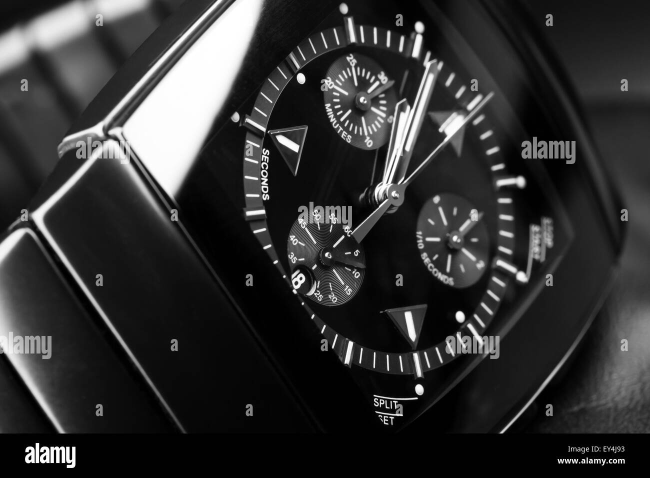 Luxus Chronograph Herrenuhr aus schwarzer Hightech-Keramik hergestellt. Close-up Studio Foto mit selektiven Fokus Stockfoto