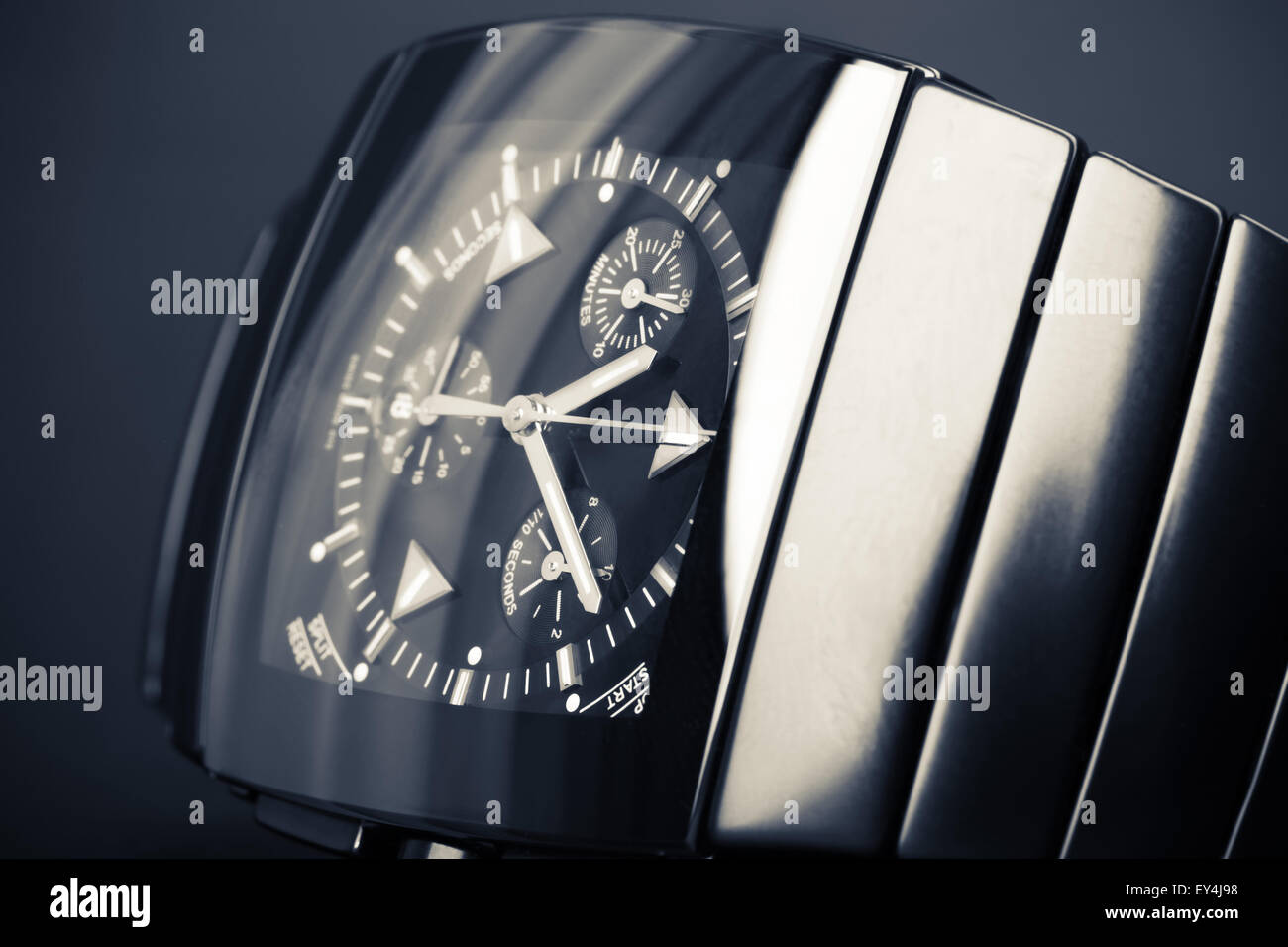 Luxus Chronograph Herrenuhr schwarzer Hightech-Keramik legt auf dunklem Hintergrund. Closeup Studio Foto mit tonalen Filter und Stockfoto