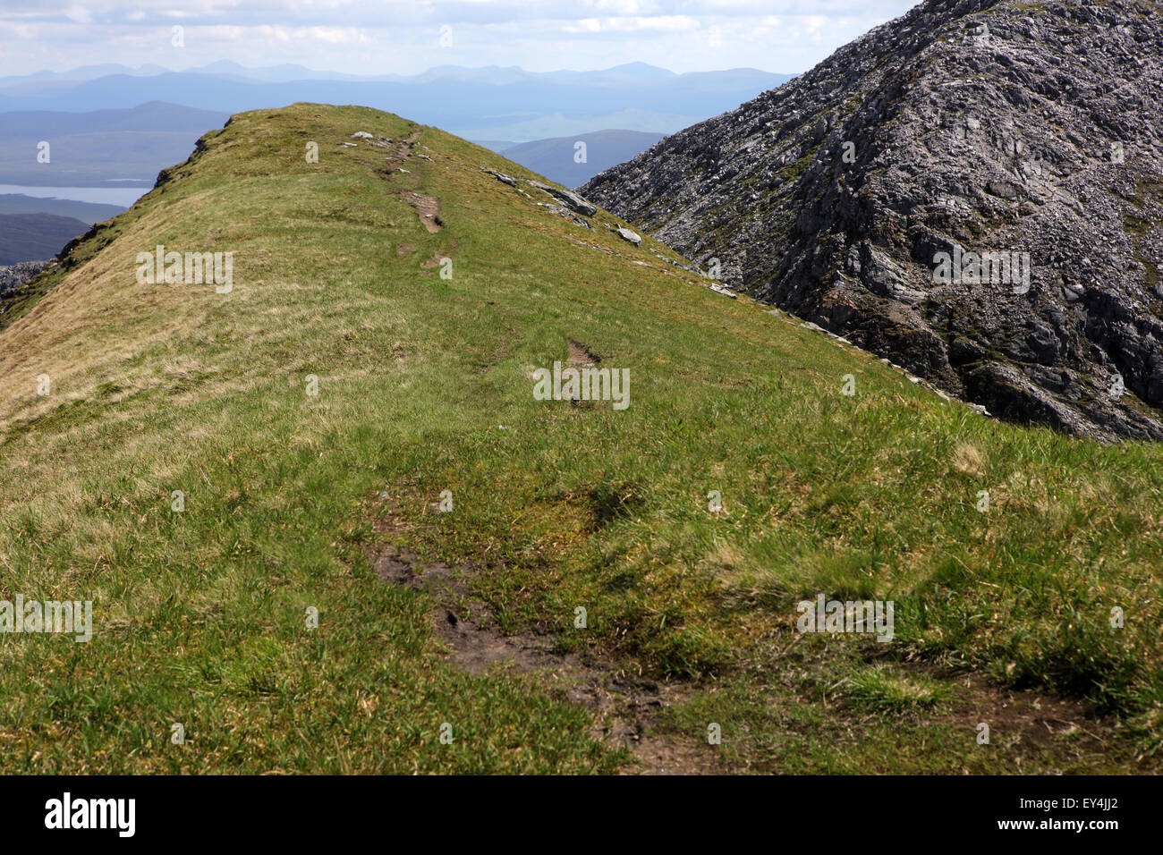 Aufstieg Weg zu Binnein Mor und Na Gruagaichean - Blick in Richtung Glen Nevis und Wasser von Nevis Tal - Mamores - Hochland Stockfoto