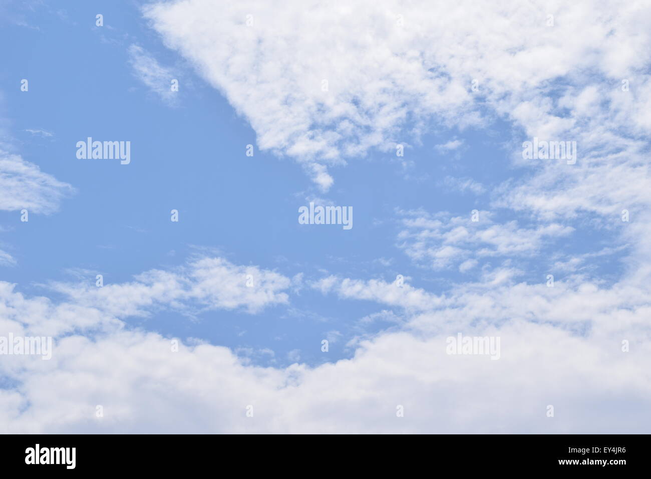 gewöhnlicher blauer Himmel mit weißen Wolken Stockfoto