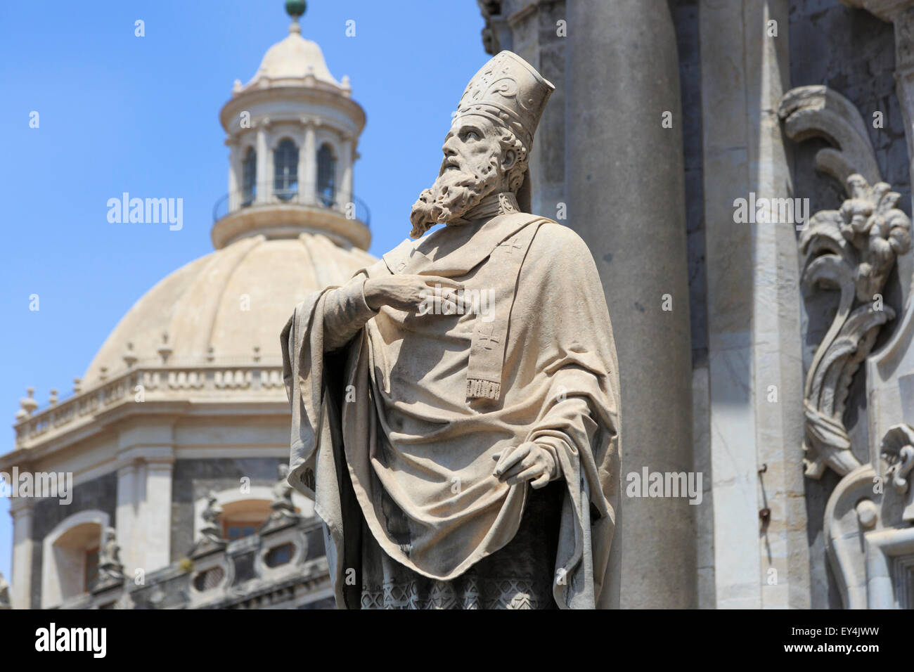 Statue eines Priesters außerhalb der Duomo Kathedrale der Heiligen Agata, Piazza del Duomo, auf der Via Etnea, Catania, Sizilien, Italien Stockfoto