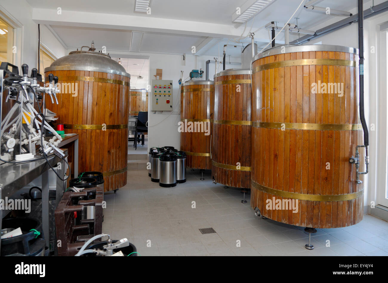 Bierfässer in Halsnaes Bryghus, Halsnaes Brew-House, einer lokalen Mikrobrauerei, Hundested Harbor, Neuseeland, Dänemark Stockfoto