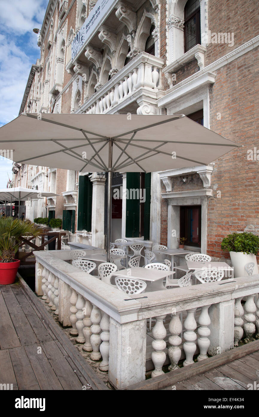Biennale in Venedig - La Biennale di Venice Art Gallery Building Cafe, Italien Stockfoto