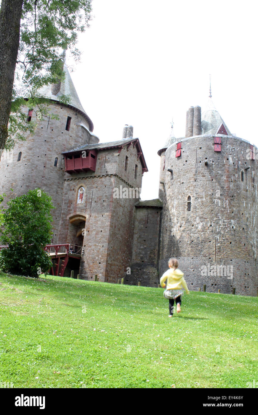 Junges Madchen Lauft In Richtung Burg Oder Castell Coch Cardiff