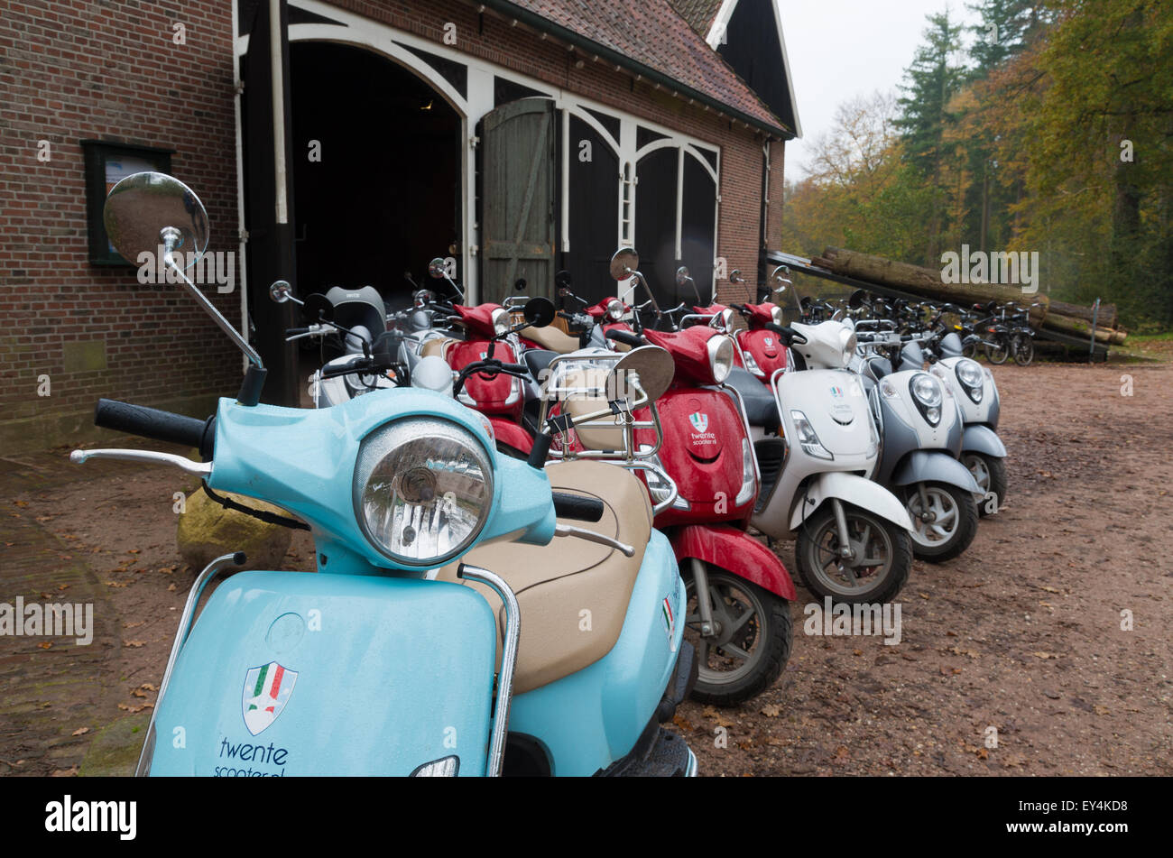 DENEKAMP, Niederlande - 15. November 2014: bunte italienischen Roller bereit, gemietet werden. Stockfoto