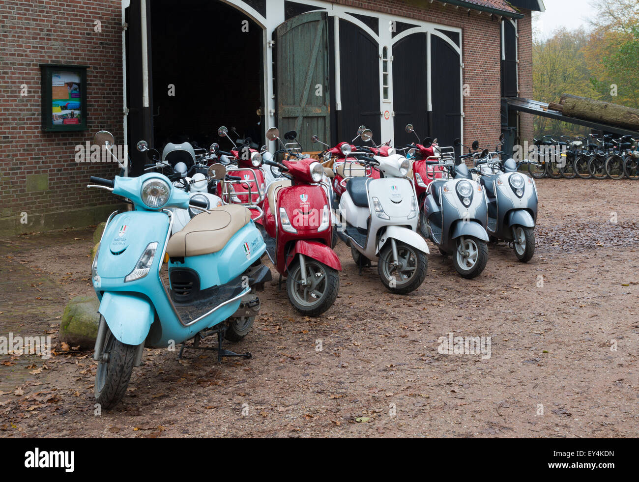 DENEKAMP, Niederlande - 15. November 2014: bunte italienischen Roller bereit, gemietet werden. Stockfoto