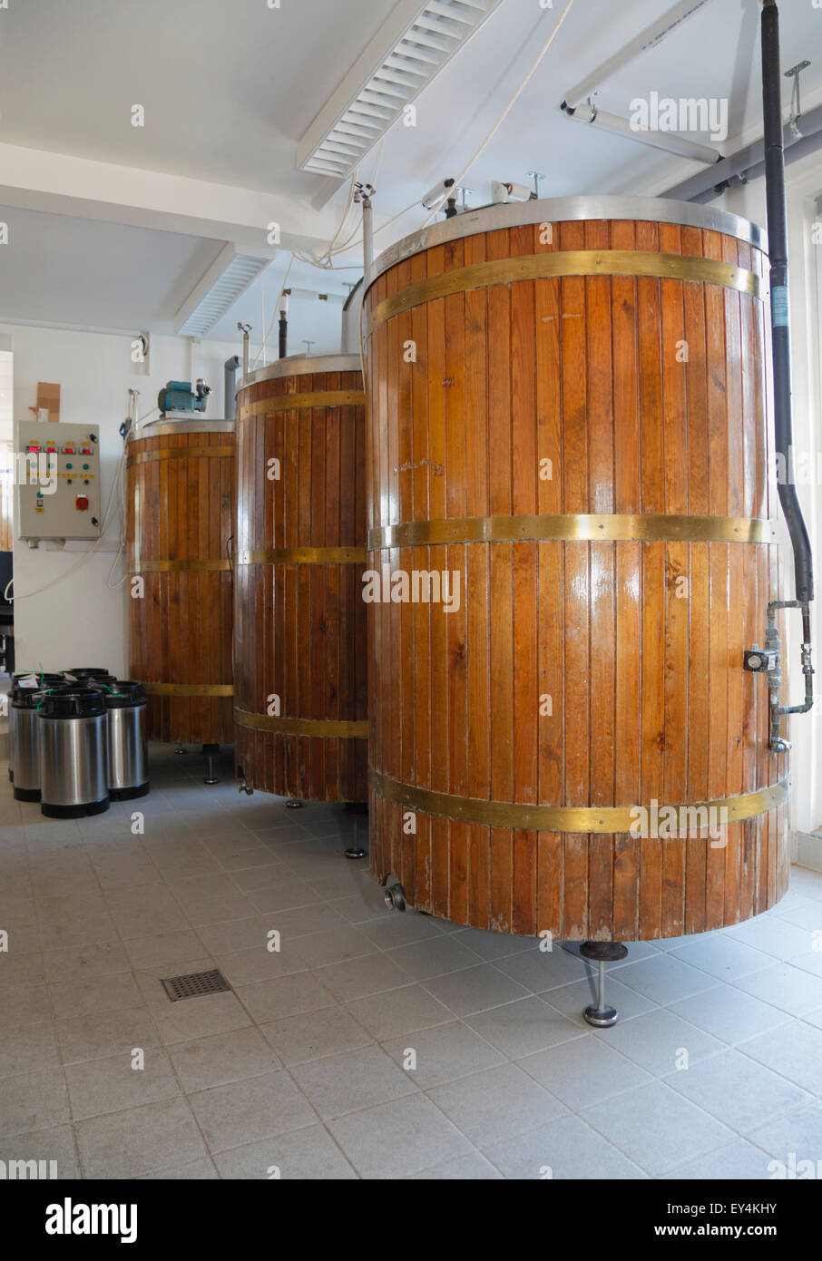 Bierfässer in Halsnaes Bryghus, Halsnaes Brew-House, einer lokalen Mikrobrauerei, Hundested Harbor, Neuseeland, Dänemark Stockfoto