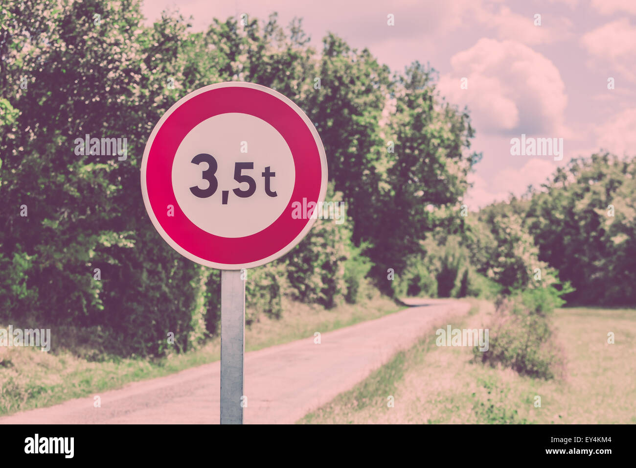 Verkehrszeichen von 3,5 Tonnen wiegen Beschränkung auf einem Feldweg Hintergrund. Gefiltertes Bild Stockfoto