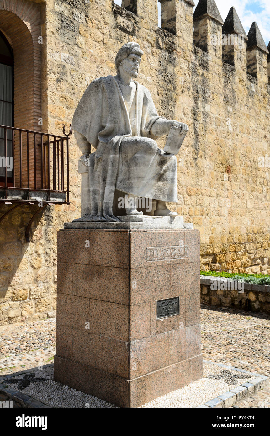 Die Statue des mittelalterlichen andalusischen Gelehrten Averroes befindet sich außerhalb der Stadtmauern in Córdoba, Andalusien, Spanien. Stockfoto