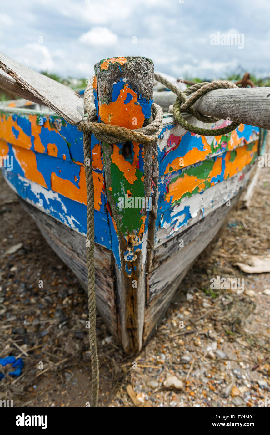 Alten verrottenden Holz Ruderboot mit der Farbschichten zeigen Stockfoto