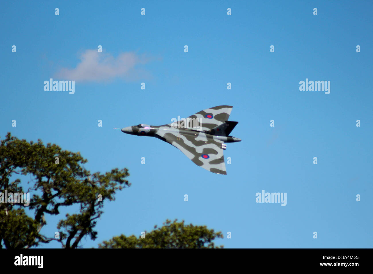 Rote Pfeile Begleitung dauern die Avro-Vulcan-Bomber Flug in Fairford Stockfoto