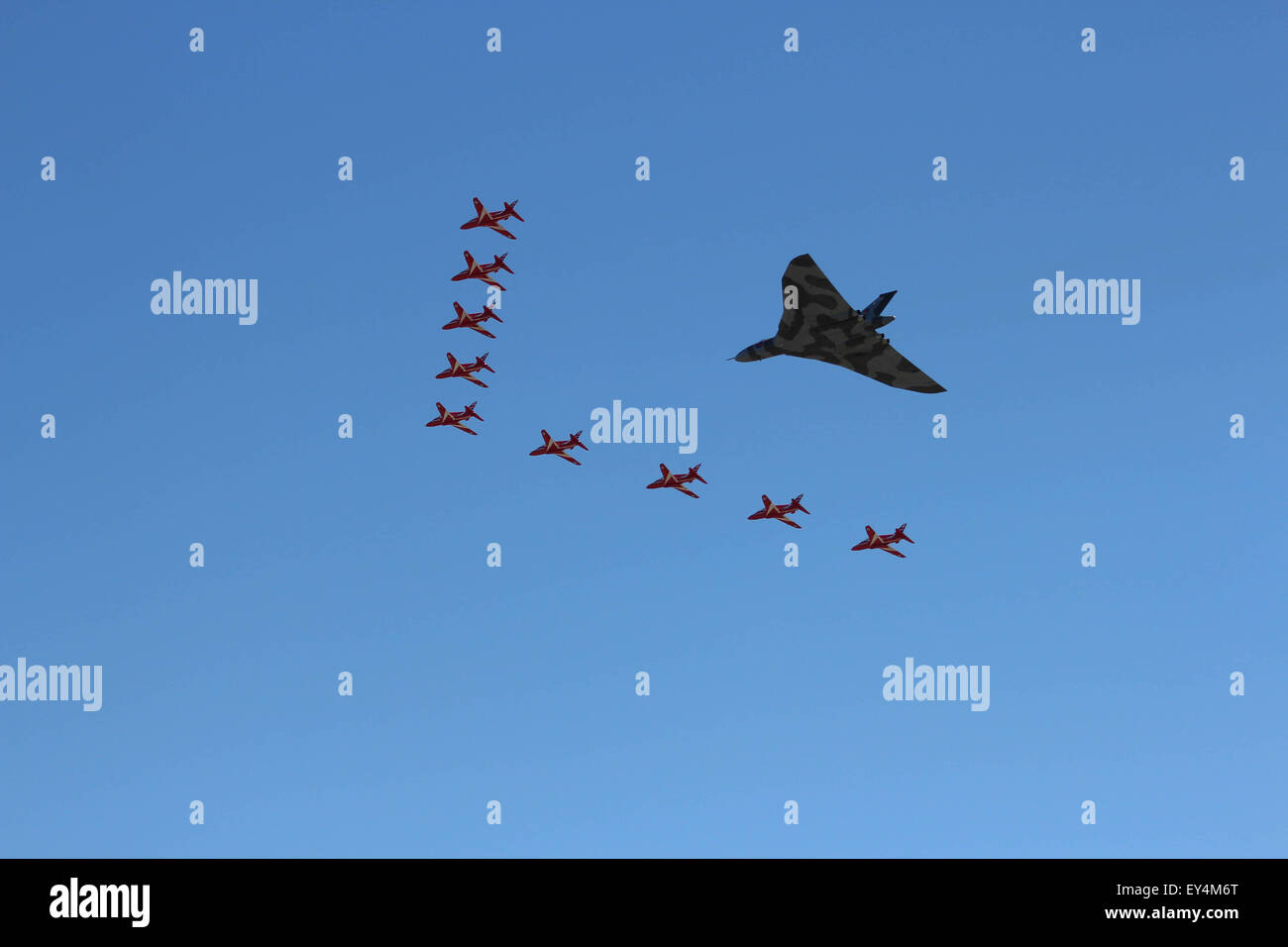 Rote Pfeile Begleitung dauern die Avro-Vulcan-Bomber Flug in Fairford Stockfoto