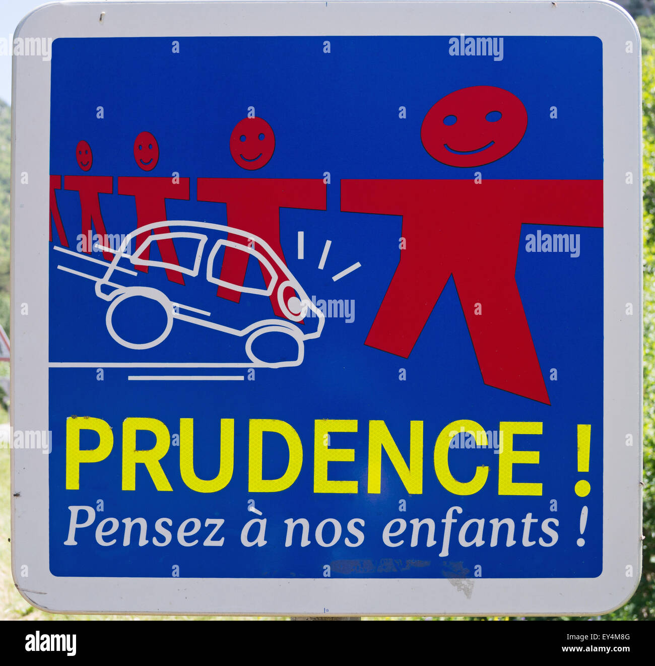 Französische Straße Sicherheitszeichen Autofahrer denken Sie an unsere Kinder Automobilistes Pensez À Nein Enfants Prudence Stockfoto