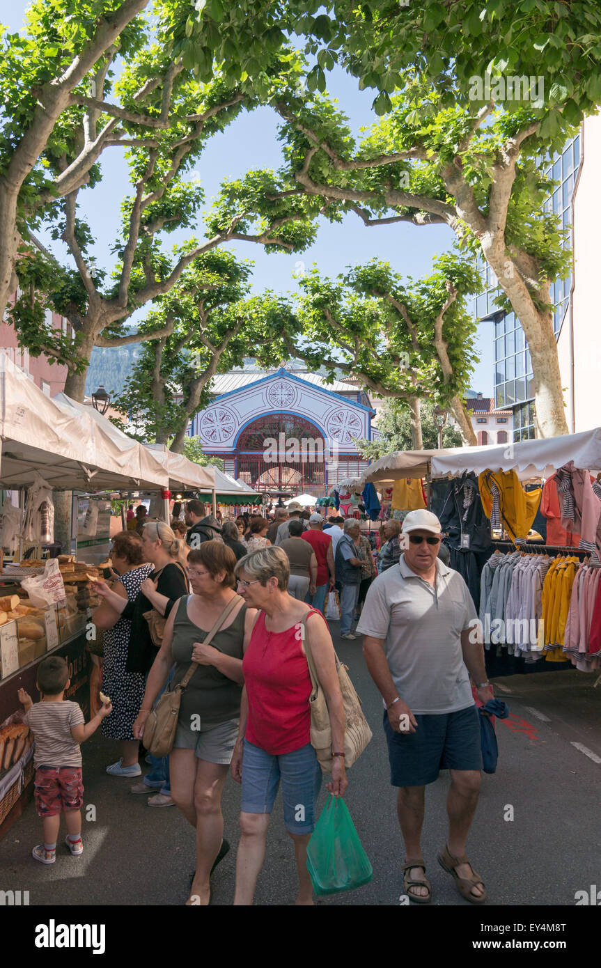 Menschen beim Einkaufen in den Straßenmarkt in Millau, Averyon, Midi-Pyrénées, Frankreich, Europa Stockfoto