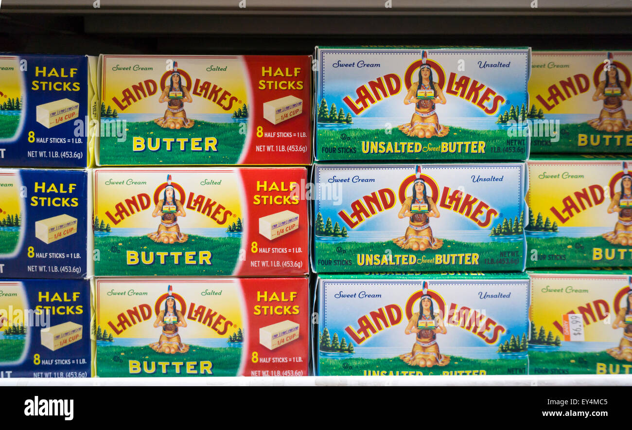 Pakete von Land o Lakes Marke Butter ' sind auf Montag, 20. Juli 2015 in einem gekühlten Fall in einem Supermarkt in New York gesehen. (© Richard B. Levine) Stockfoto