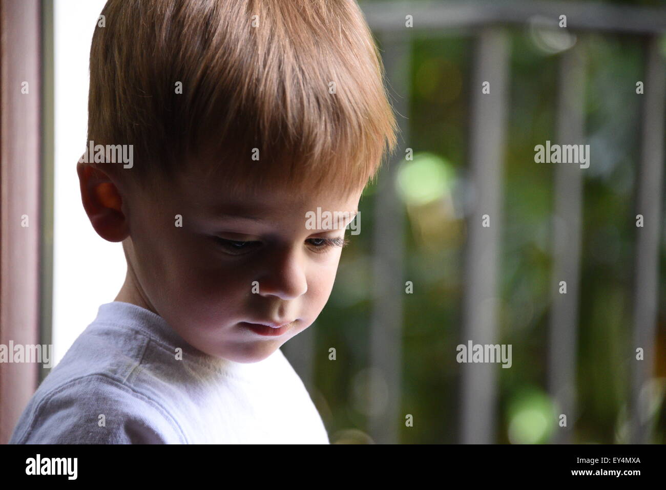 Boy wartet an der Tür Stockfoto