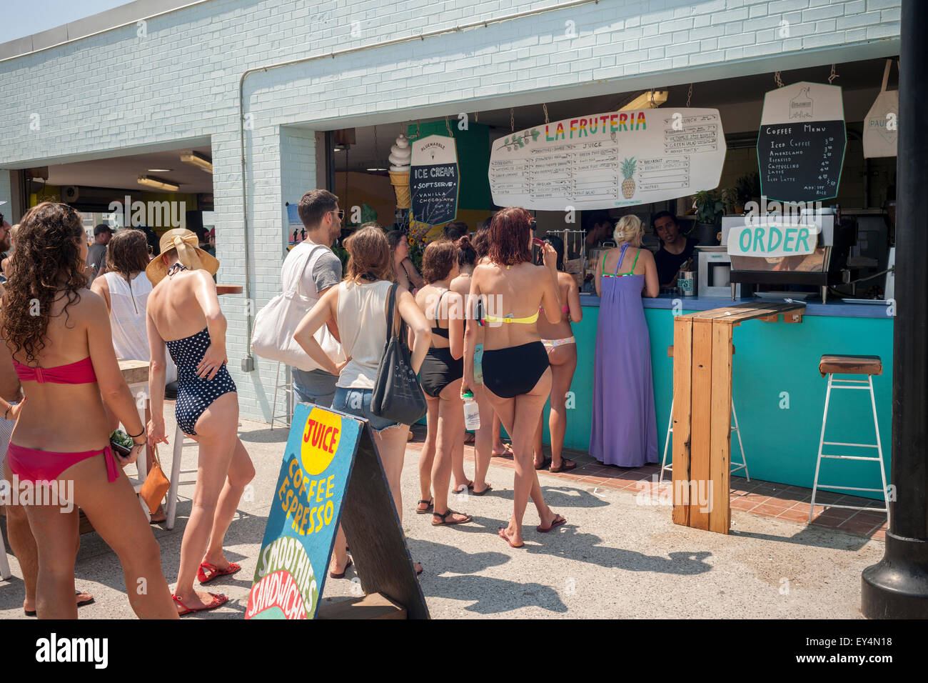 Strandbesucher kaufen Lebensmittel und Snacks zu Konzessionen an Rockaway Beach im Stadtteil Queens von New York auf Sonntag, 19. Juli 2015.  Die Temperatur stieg auf 93 F mit Montag voraussichtlich 92 F machen sie den ersten und zweiten über 90 Tage des Jahres zu treffen. Wenn Dienstag 90 hits haben die Stadt seine ersten Hitzewelle des Jahres. (© Richard B. Levine) Stockfoto